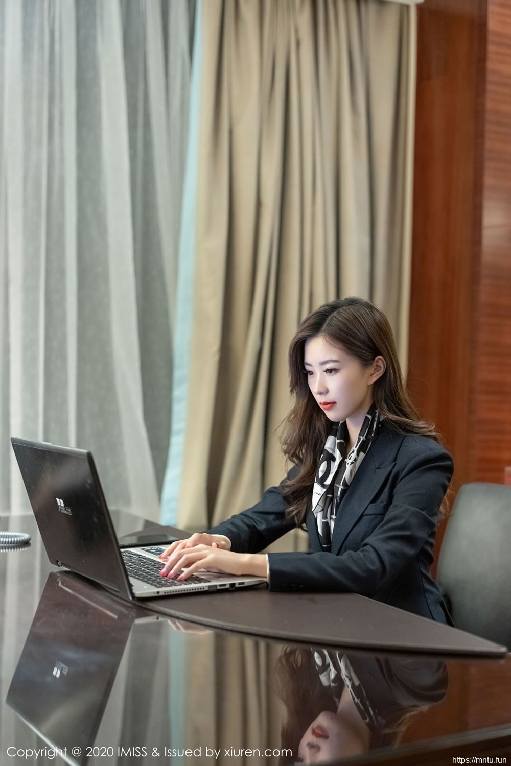 杨紫嫣Cynthia《职业ol丝袜美腿》 [爱蜜社IMiss] Vol.444