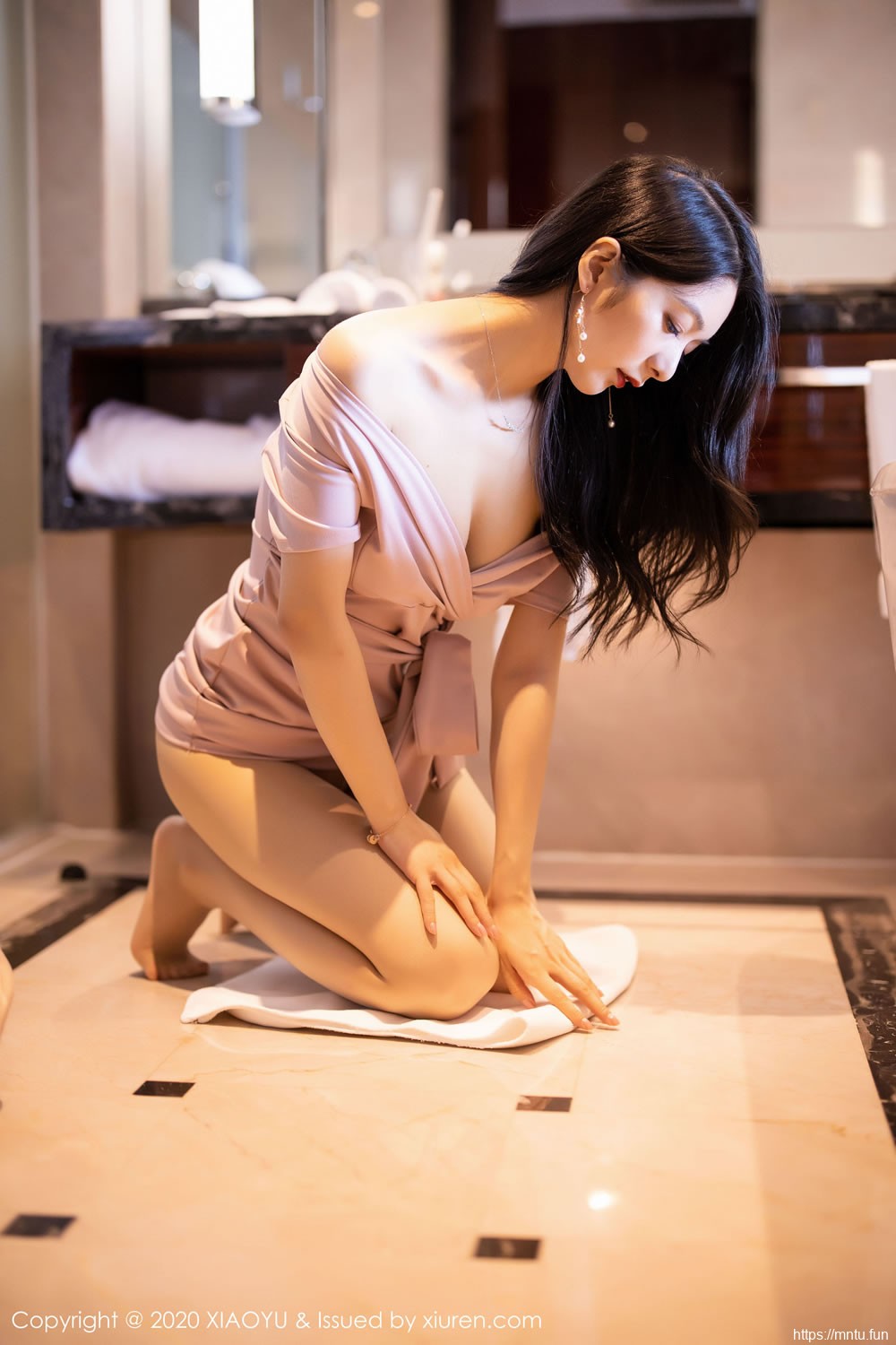 Angela小热巴《玫瑰金色的吊裙与丝袜引诱》 [语画界XIAOYU] Vol.256