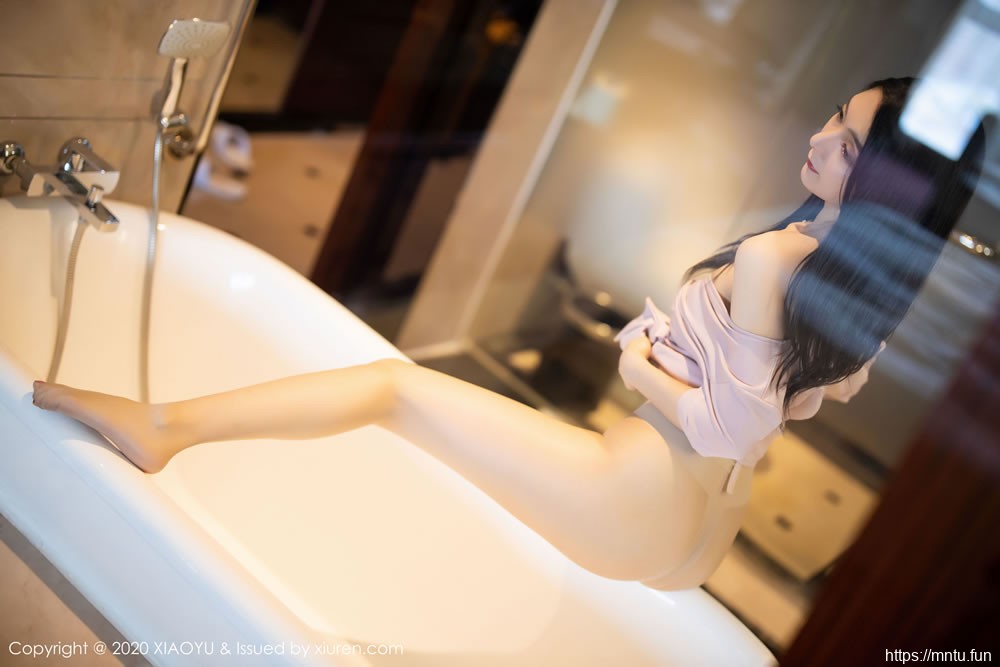 Angela小热巴《玫瑰金色的吊裙与丝袜引诱》 [语画界XIAOYU] Vol.256