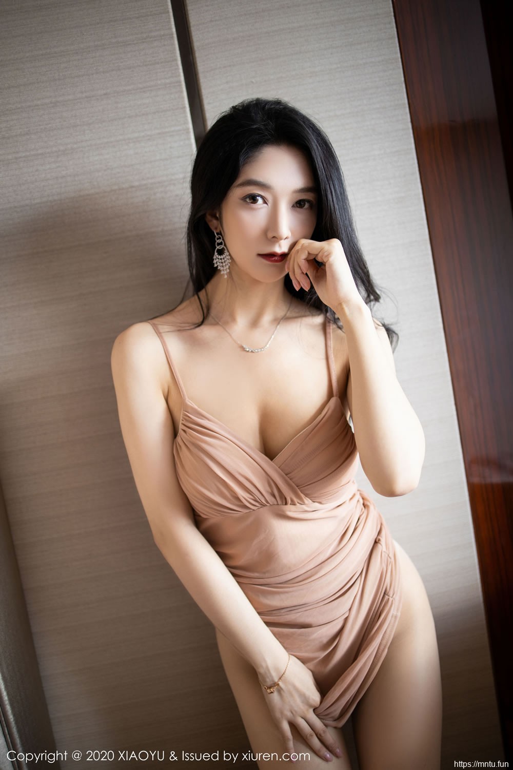 Angela小热巴《玫瑰金色的吊裙与丝袜引诱》 [语画界XIAOYU] Vol.256