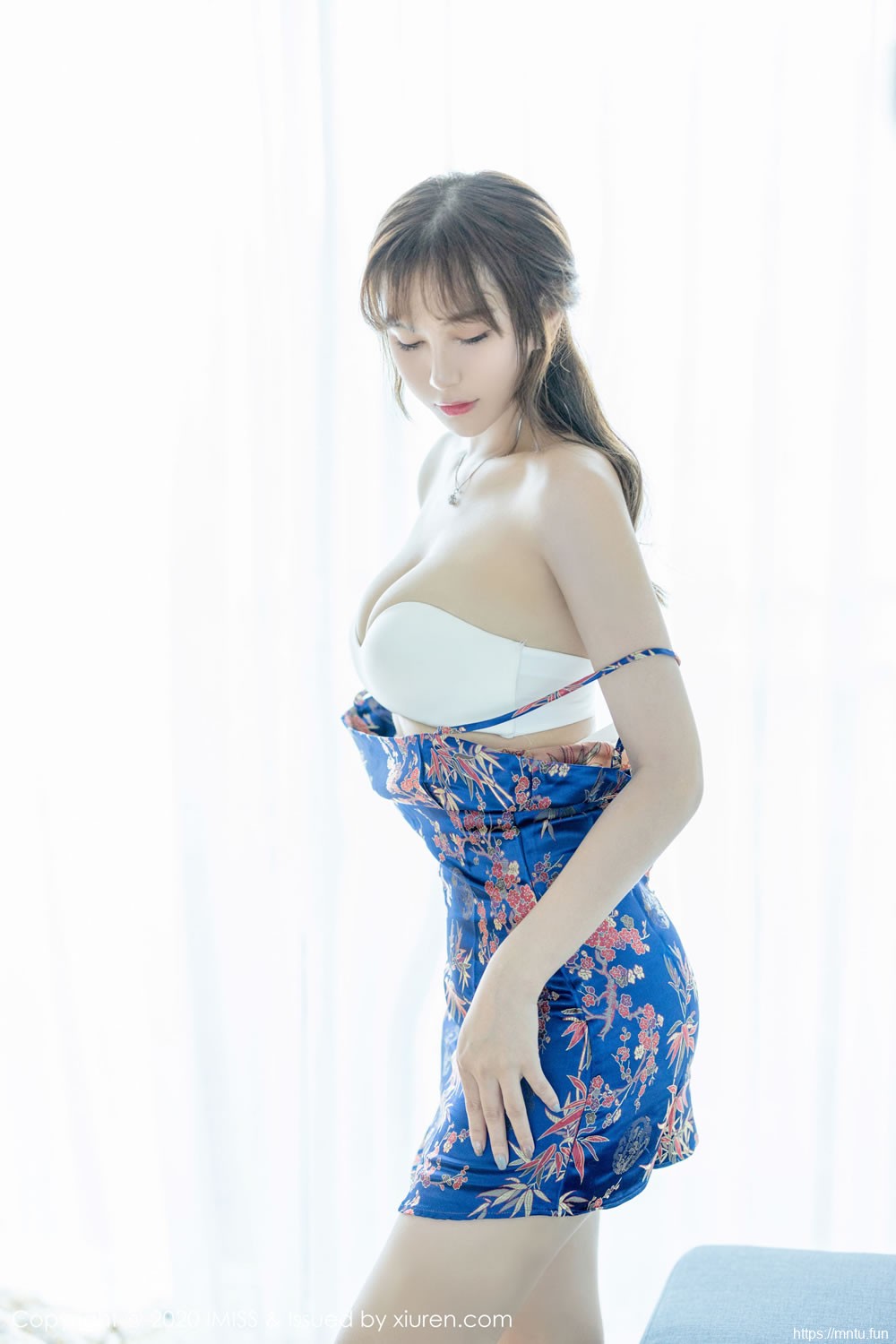 [爱蜜社IMiss] Vol.446 Lavinia肉肉 《典雅绚丽吊裙与暗黑朦胧丝袜》