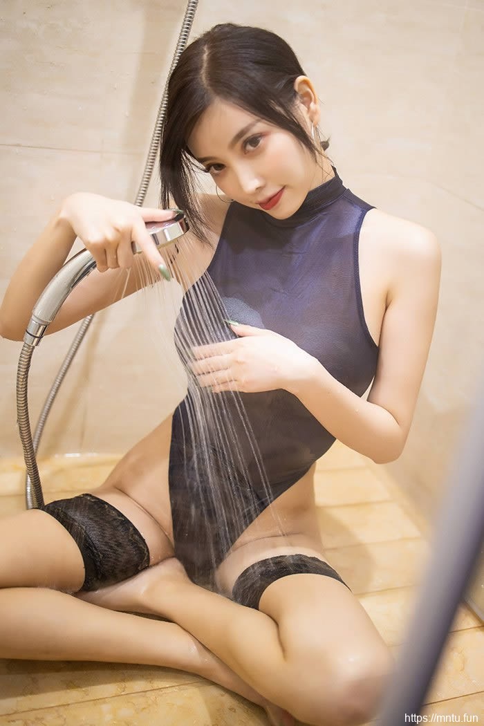 气质御姐杨晨晨裸足湿身眼神诱魂