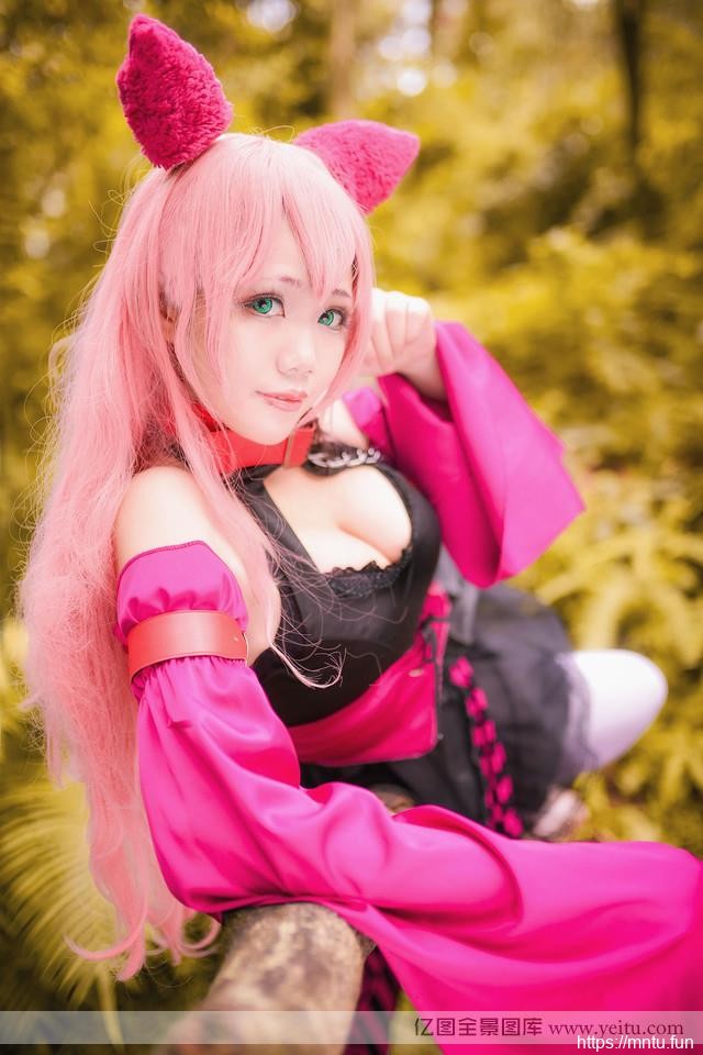 白皙女孩树林cosplay