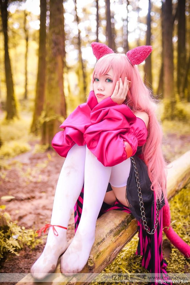 白皙女孩树林cosplay