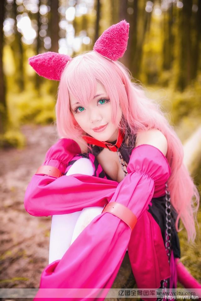 白皙女孩树林cosplay