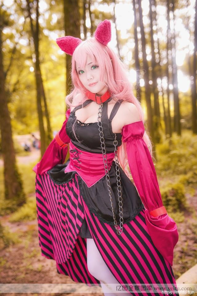 白皙女孩树林cosplay