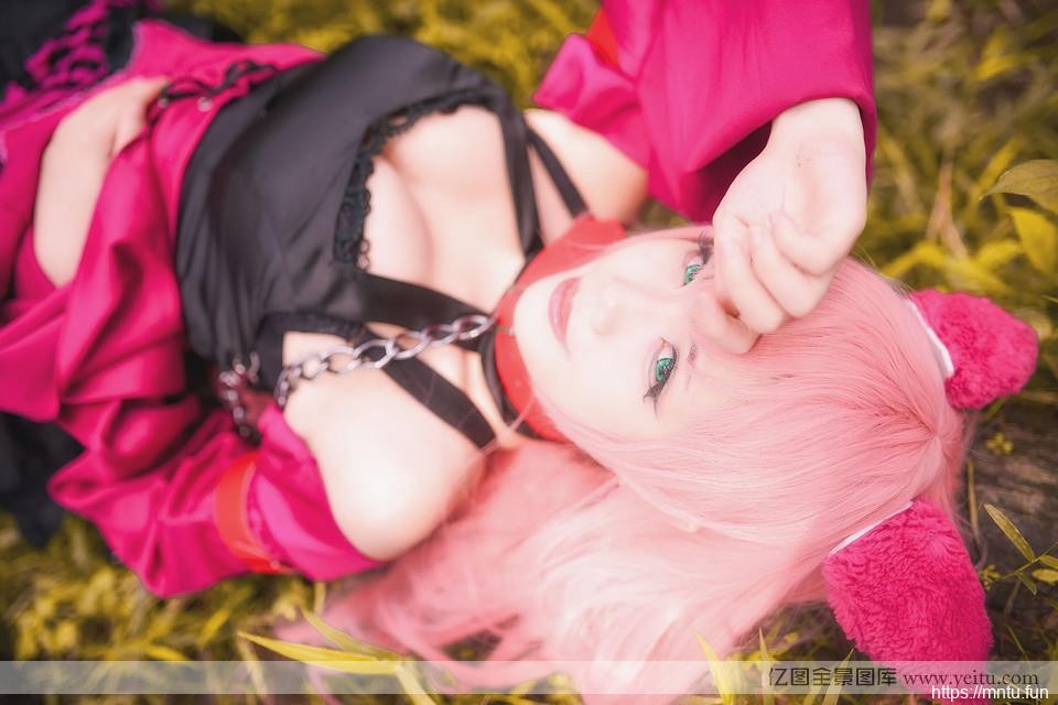 白皙女孩树林cosplay