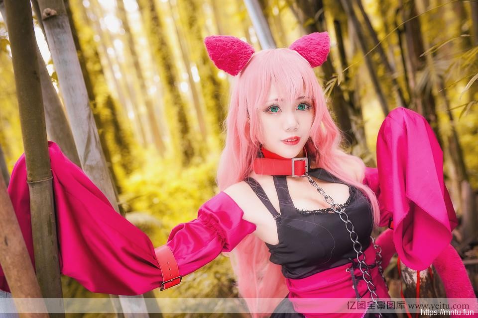 白皙女孩树林cosplay