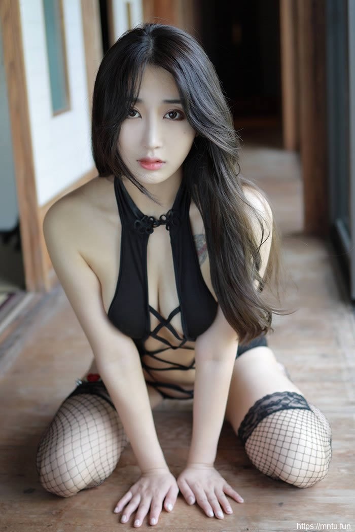 邻家姐姐林子欣黑丝网袜妩媚诱人