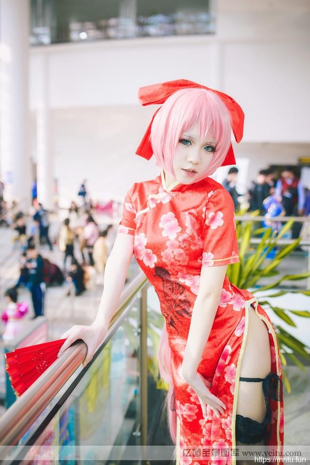 动漫展上的性感旗袍女孩COSPLAY