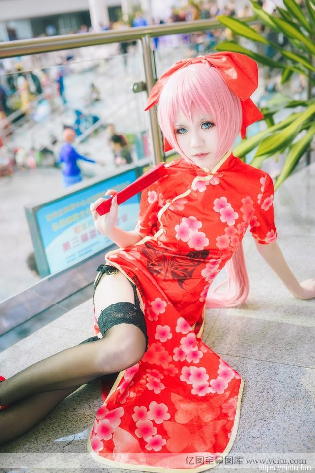 动漫展上的性感旗袍女孩COSPLAY