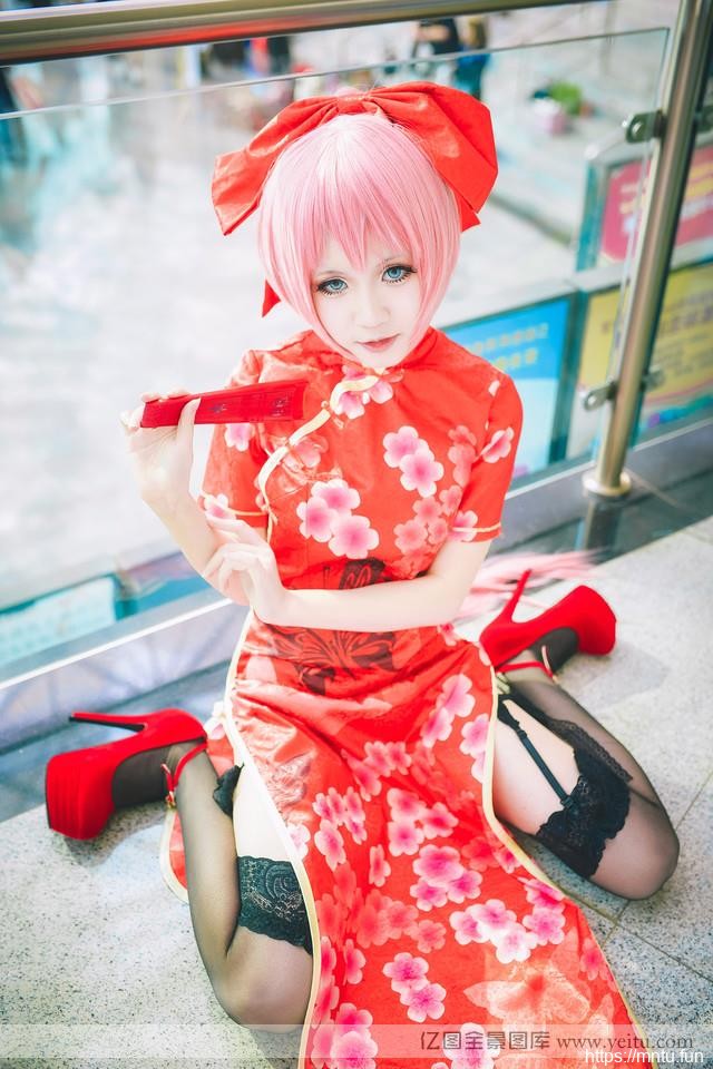 动漫展上的性感旗袍女孩COSPLAY