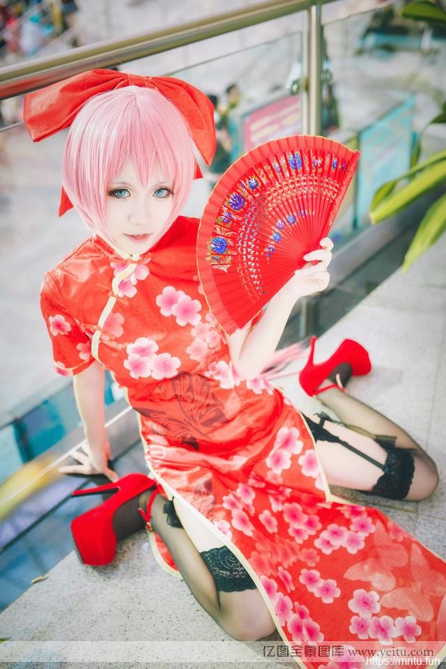 动漫展上的性感旗袍女孩COSPLAY