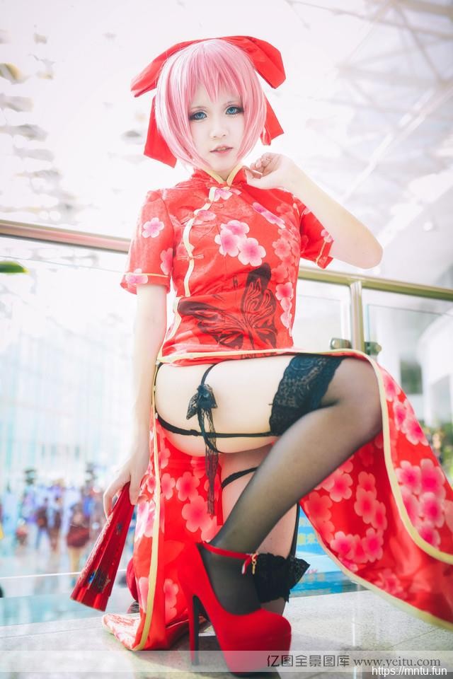 动漫展上的性感旗袍女孩COSPLAY