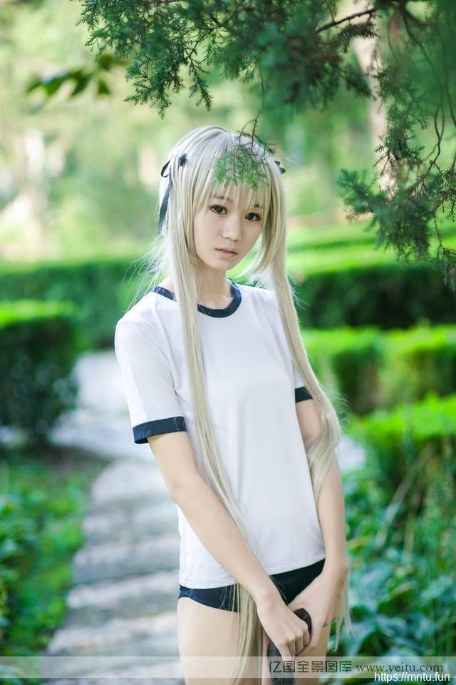 体操服美眉体育操场cosplay秀长腿