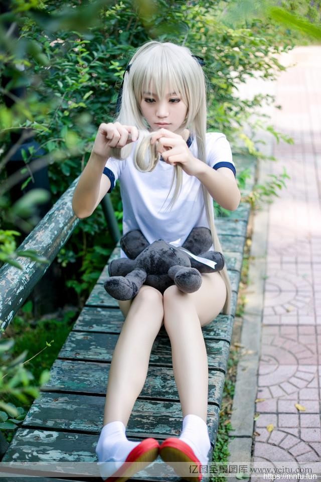 体操服美眉体育操场cosplay秀长腿