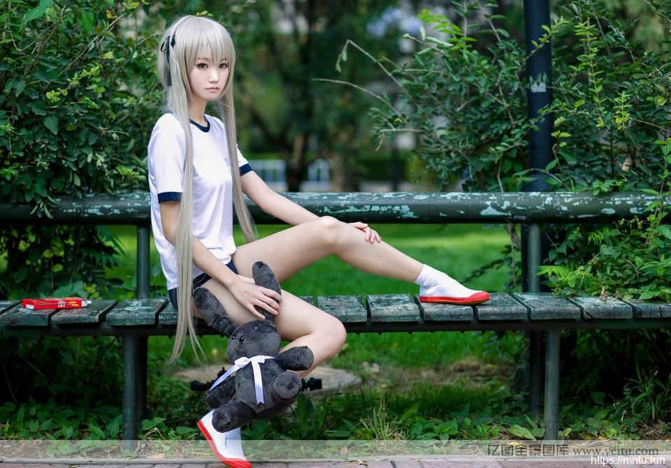 体操服美眉体育操场cosplay秀长腿