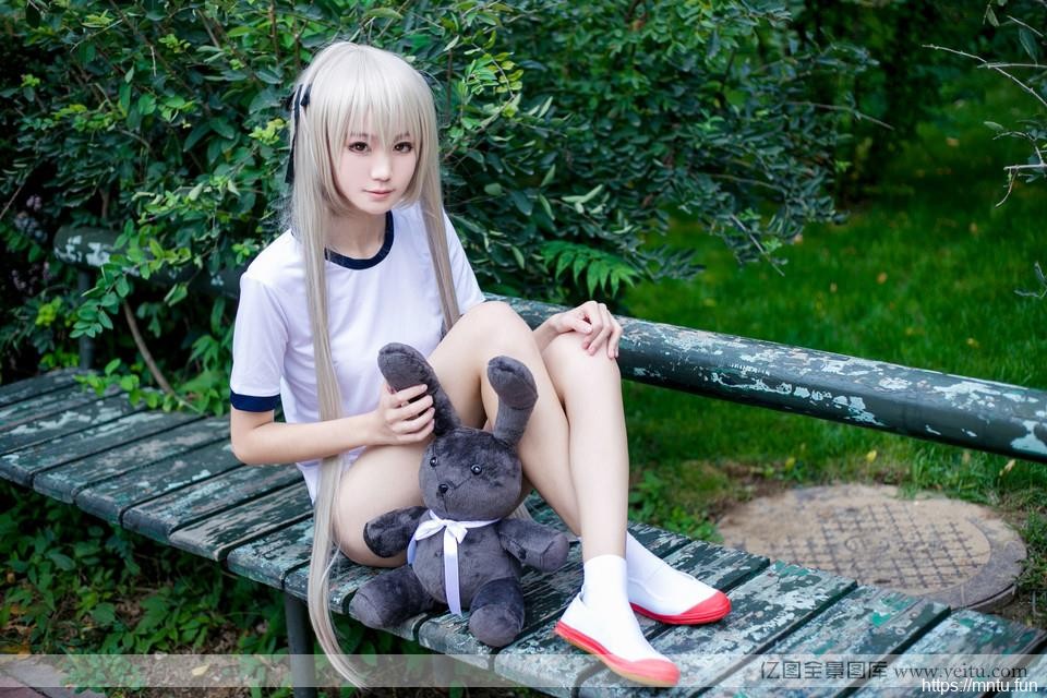 体操服美眉体育操场cosplay秀长腿