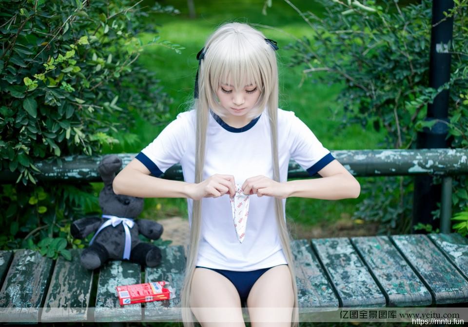 体操服美眉体育操场cosplay秀长腿