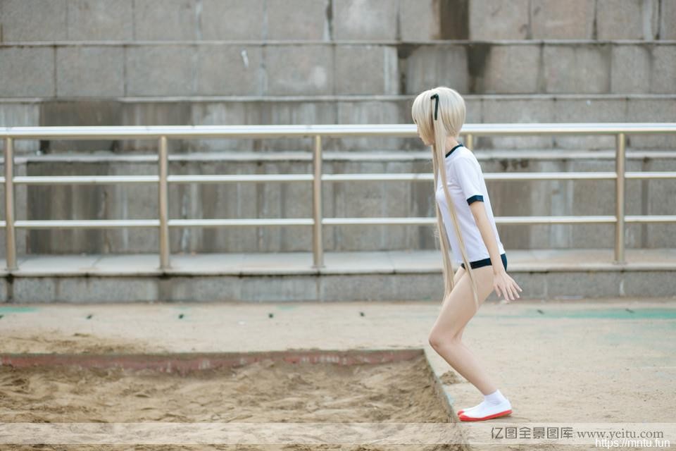 体操服美眉体育操场cosplay秀长腿