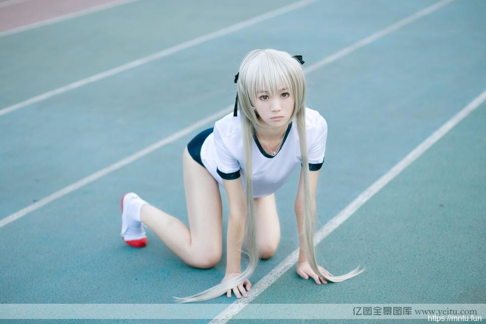 体操服美眉体育操场cosplay秀长腿