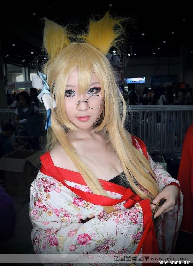 动漫展可爱萌妹子红发妖艳cosplay