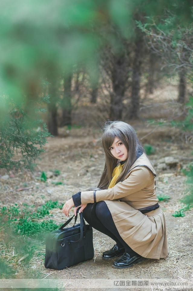 樱花奈奈生春天树林里cosplay