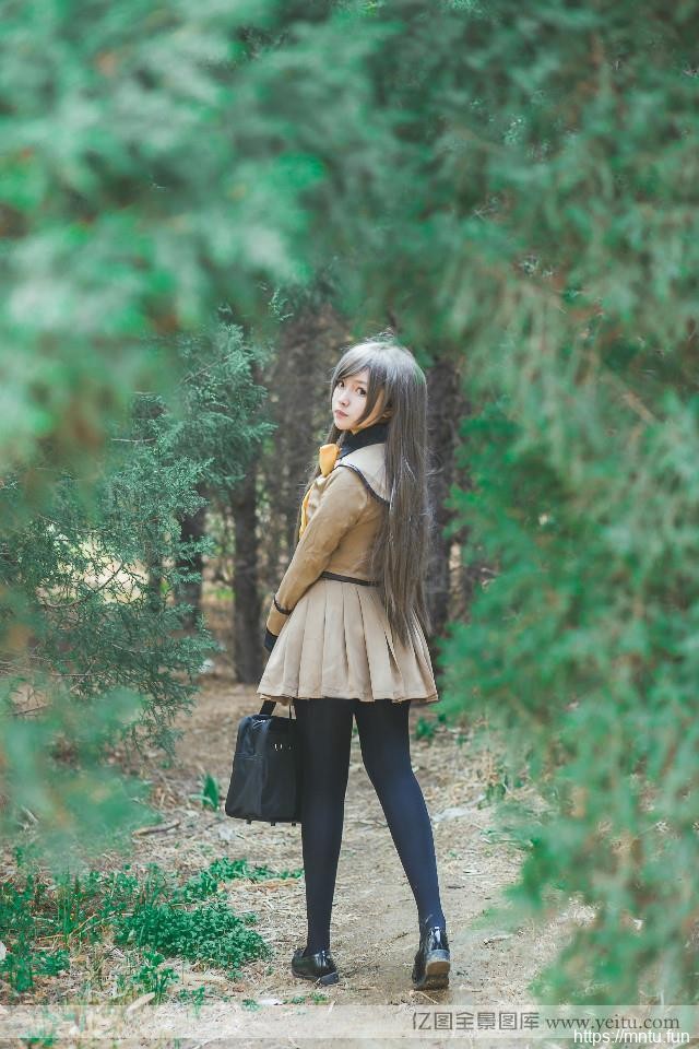 樱花奈奈生春天树林里cosplay