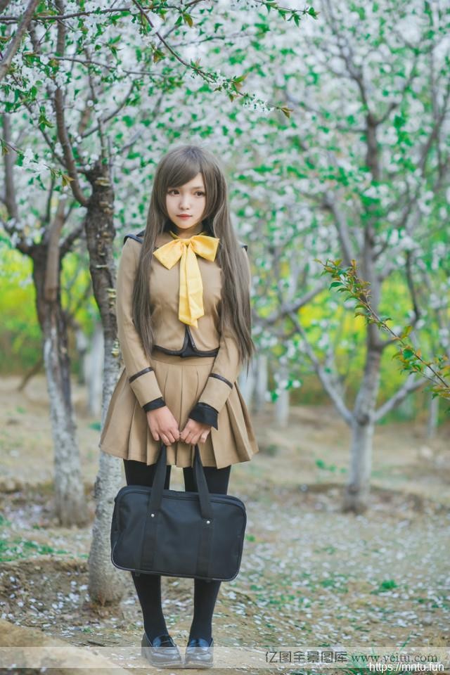 樱花奈奈生春天树林里cosplay
