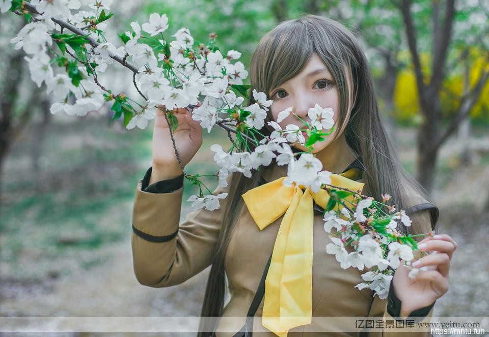 樱花奈奈生春天树林里cosplay