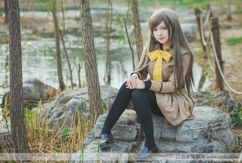 樱花奈奈生春天树林里cosplay