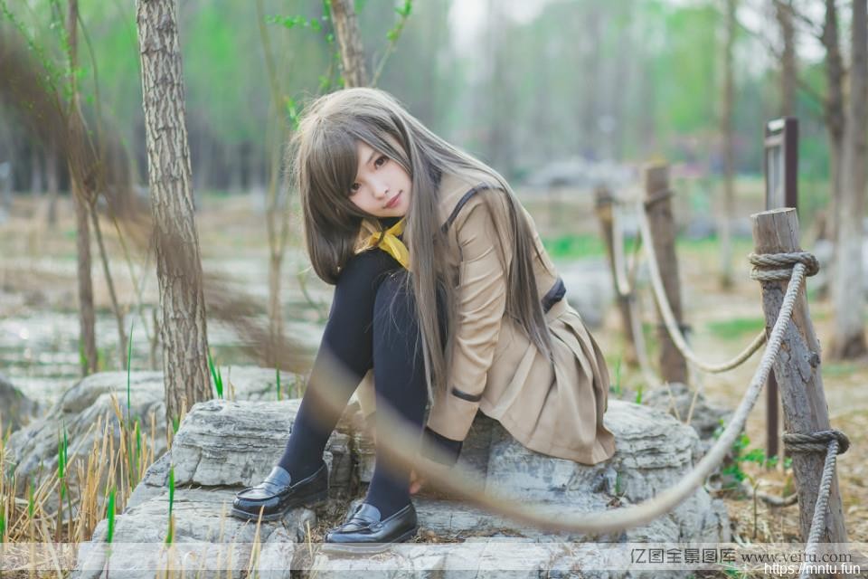 樱花奈奈生春天树林里cosplay