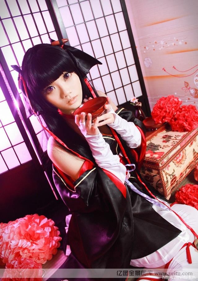 萌妹子上演捆绑红丝cosplay