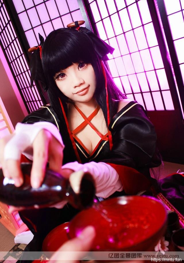 萌妹子上演捆绑红丝cosplay