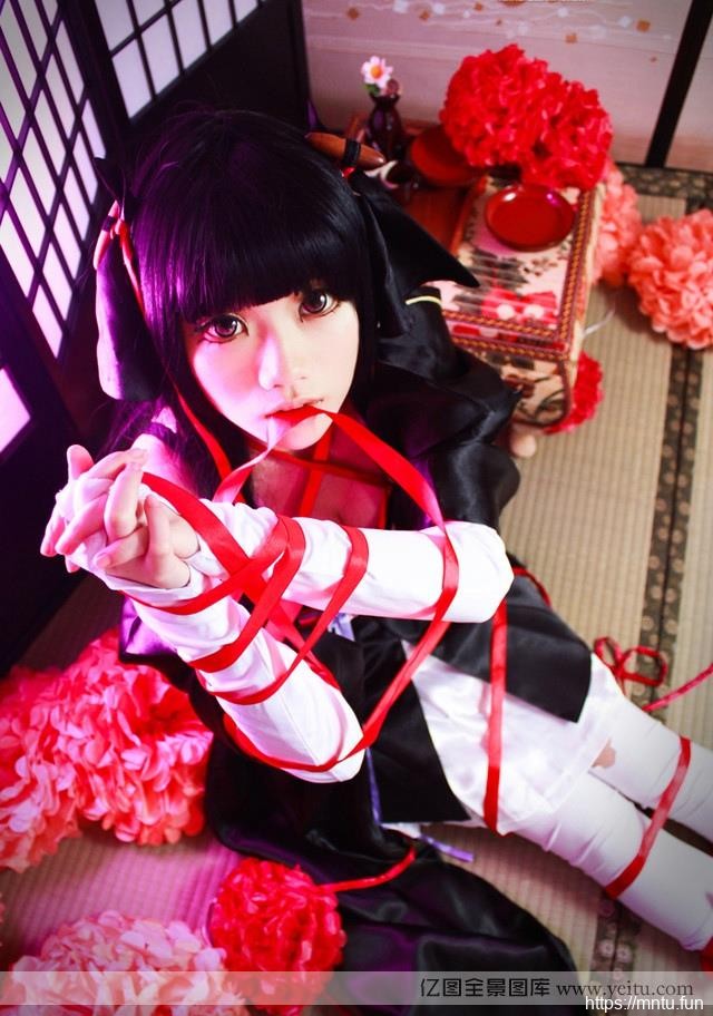 萌妹子上演捆绑红丝cosplay