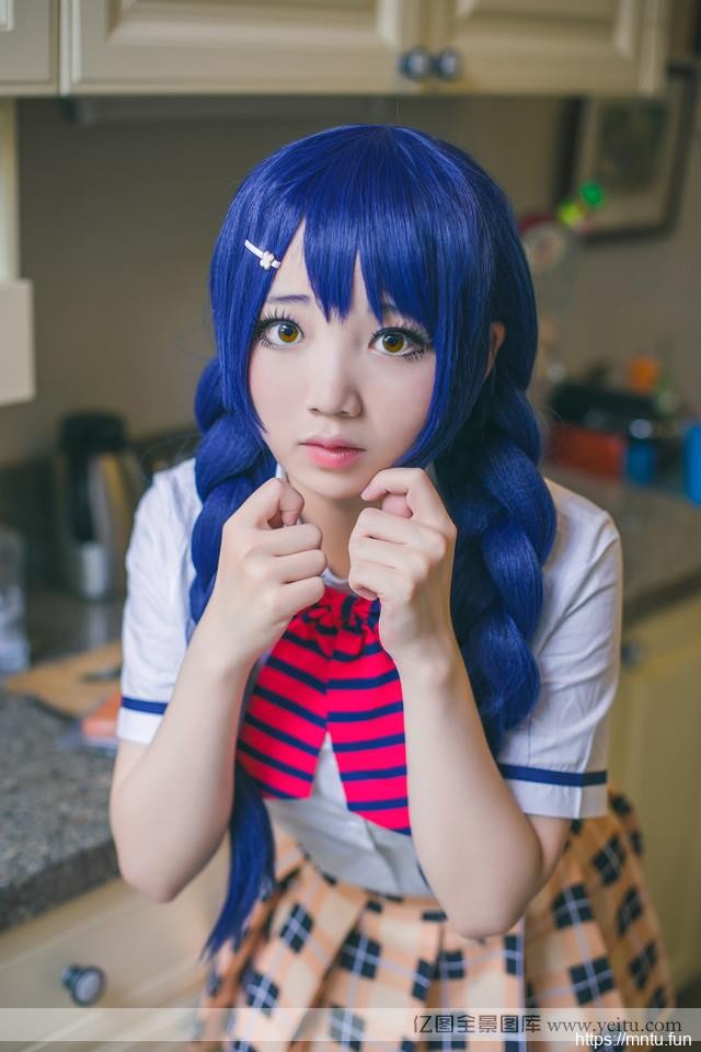 可爱圆脸萌妹子厨房cosplay制服诱惑