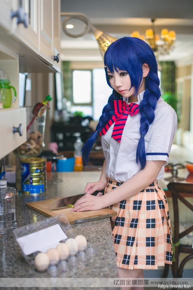 可爱圆脸萌妹子厨房cosplay制服诱惑