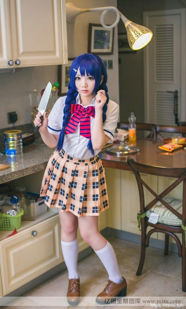 可爱圆脸萌妹子厨房cosplay制服诱惑