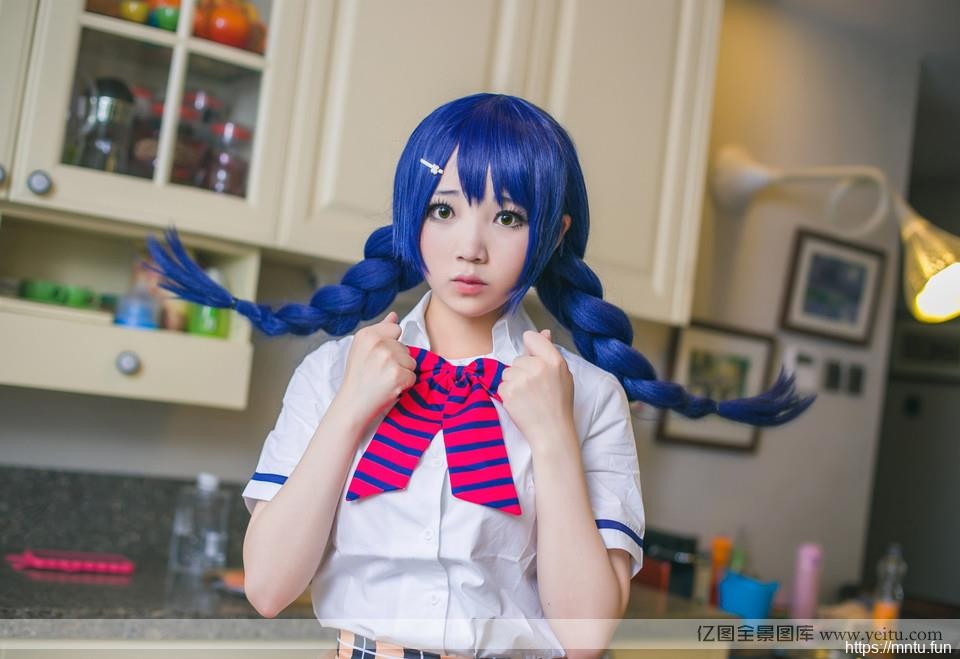 可爱圆脸萌妹子厨房cosplay制服诱惑