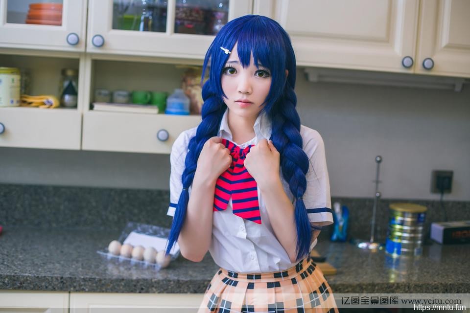 可爱圆脸萌妹子厨房cosplay制服诱惑