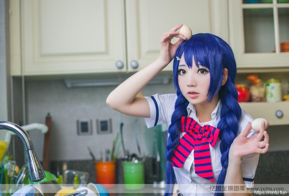 可爱圆脸萌妹子厨房cosplay制服诱惑