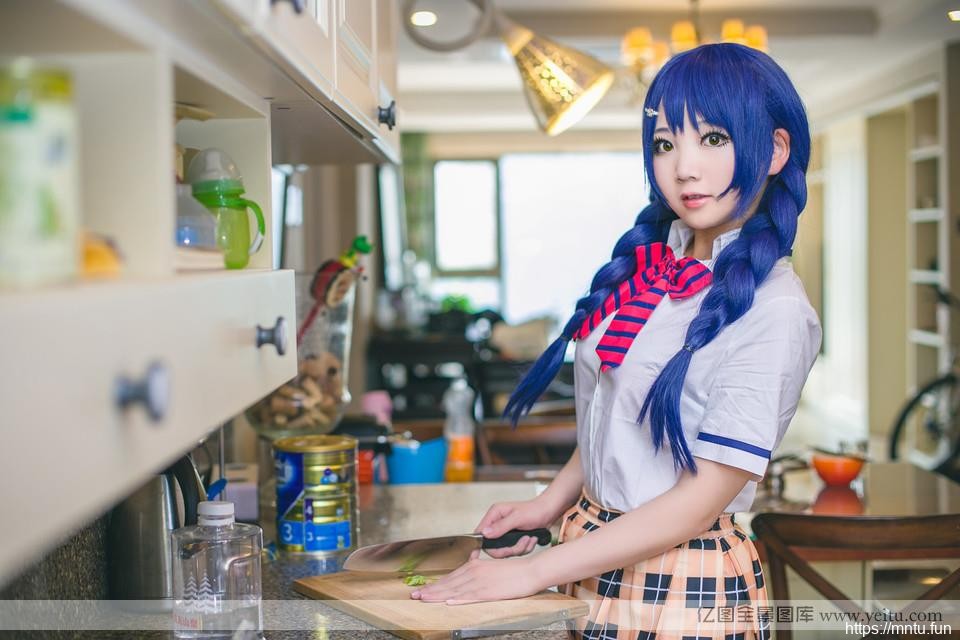 可爱圆脸萌妹子厨房cosplay制服诱惑