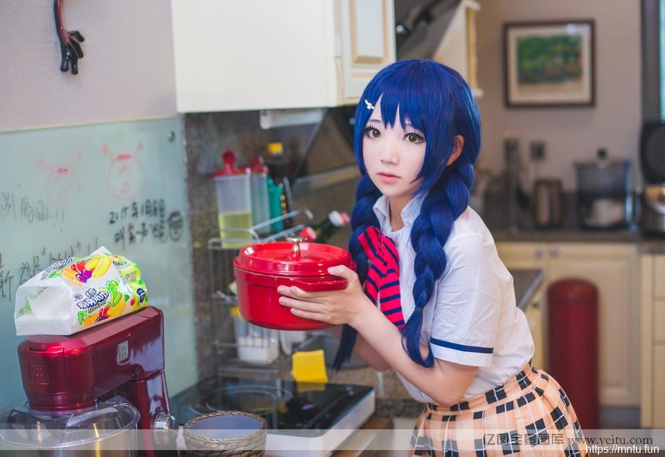 可爱圆脸萌妹子厨房cosplay制服诱惑