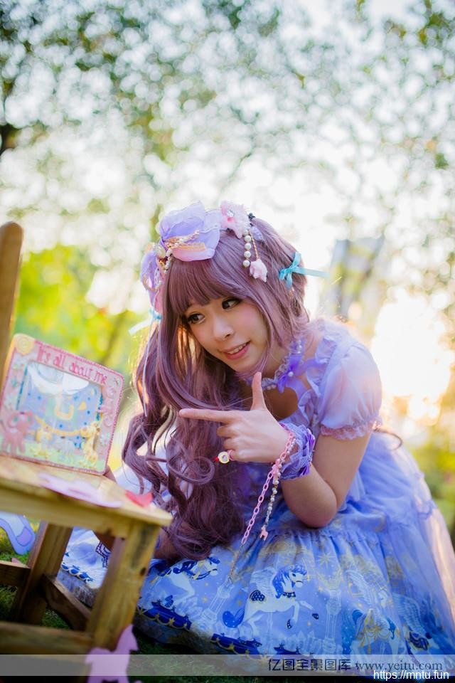 森系可爱美少女的纯情COSPLAY