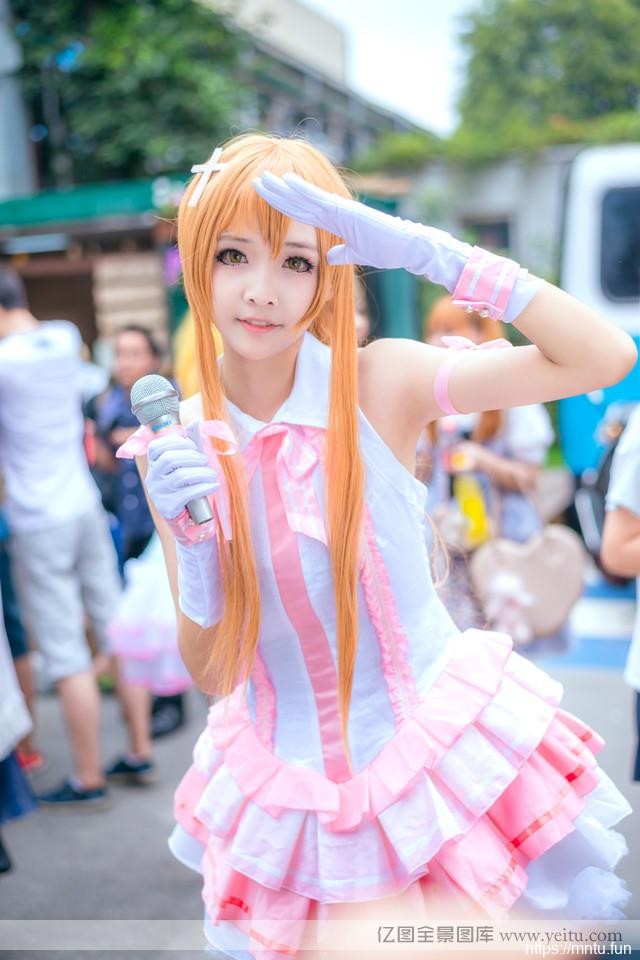 粉嫩女孩动漫展外cosplay采访