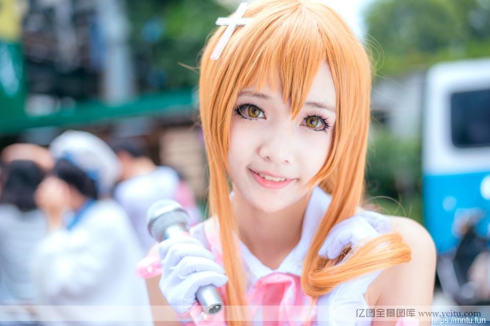 粉嫩女孩动漫展外cosplay采访