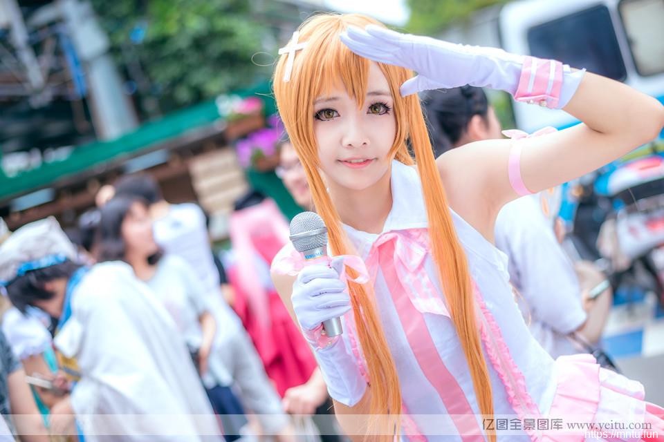 粉嫩女孩动漫展外cosplay采访