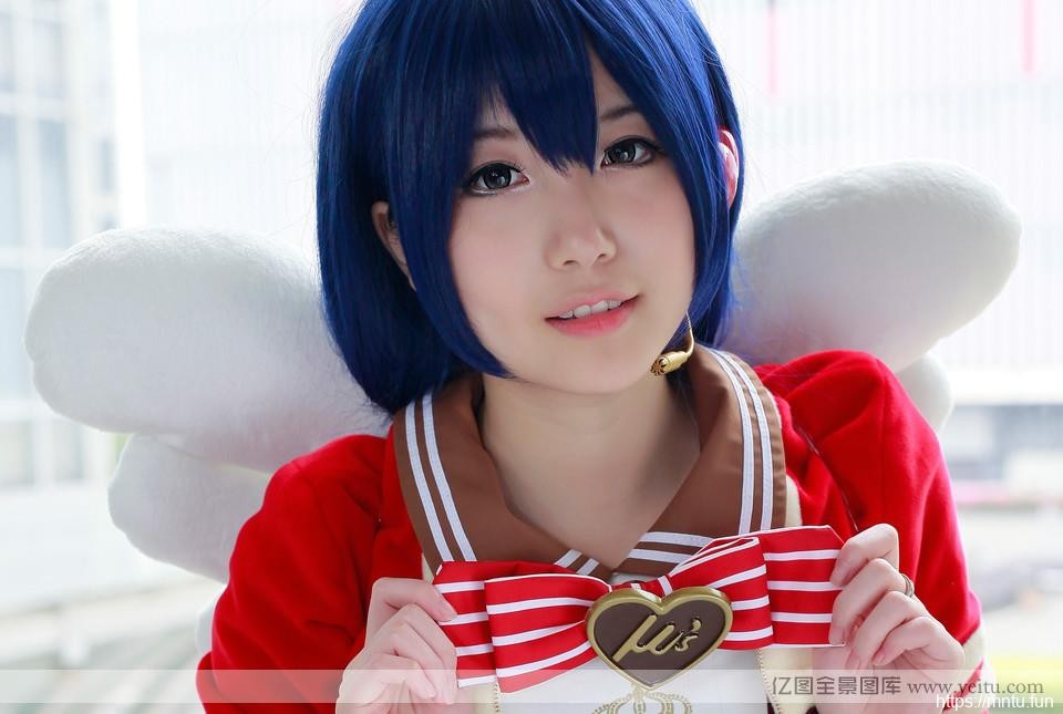 动漫展会上的可爱短发妹子