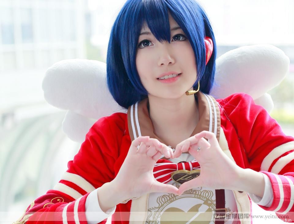 动漫展会上的可爱短发妹子