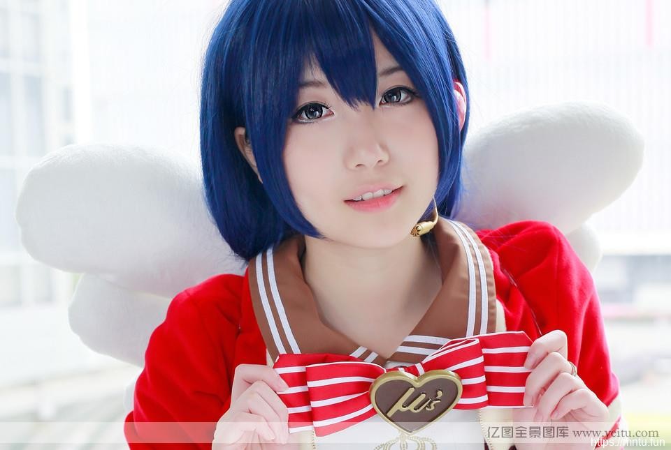 动漫展会上的可爱短发妹子